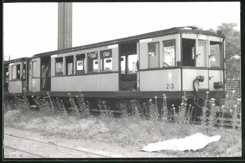 Fotografie unbekannter Fotograf, Ansicht Berlin-Grunewald, U-Bahn Triebwagen Nr. 243 auf dem Betriebshof