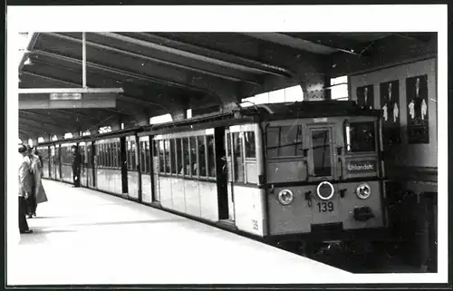 Fotografie unbekannter Fotograf, Ansicht Berlin, Bahnhof Kottbusser Tor, U-Bahn Triebwagen Nr. 139 nach Uhlandstrasse