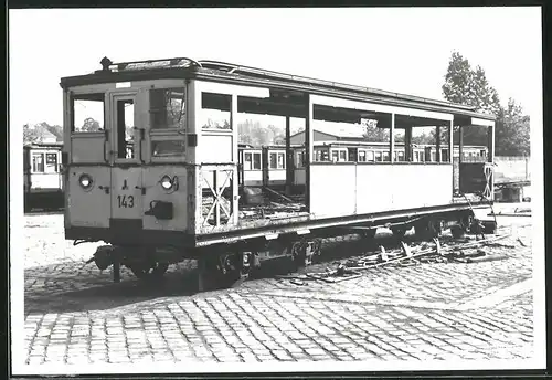 Fotografie unbekannter Fotograf, Ansicht Berlin-Grunewald, U-Bahn Triebwagen Nr. 143 wird verschrottet