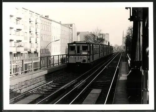 Fotografie unbekannter Fotograf, Ansicht Berlin, Nollendorfplatz, U-Bahn Triebwagen Nr. 7 vor Einfahrt in den Bahnhof