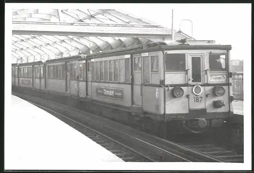 Fotografie unbekannter Fotograf, Ansicht Berlin, Bahnhof Hallesches Tor, U-Bahn Triebwagen Nr. 187