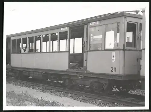 Fotografie unbekannter Fotograf, Ansicht Berlin-Friedrichsfelde, U-Bahn Triebwagen Nr. 211 wird verschrottet