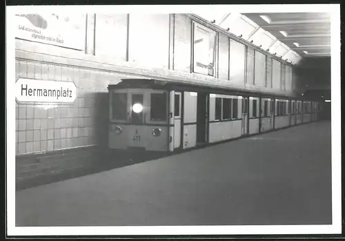 Fotografie unbekannter Fotograf, Ansicht Berlin, Bahnhof Hermannplatz, U-Bahn Triebwagen Nr. 411