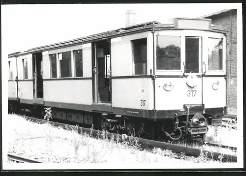 Fotografie unbekannter Fotograf, Ansicht Berlin-Grunewald, U-Bahn Triebwagen Nr. 317 auf dem Betriebshof