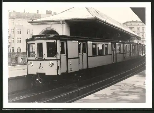 Fotografie unbekannter Fotograf, Ansicht Berlin, Bahnhof Schlesisches Tor, U-Bahn Triebwagen Nr. 332