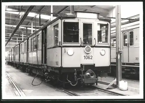 Fotografie unbekannter Fotograf, Ansicht Berlin-Grunewald, U-Bahn Triebwagen Nr. 1062 im Betriebshof