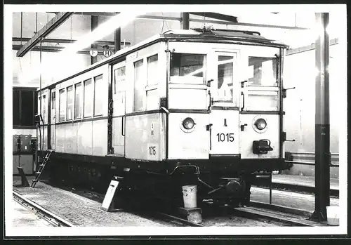 Fotografie unbekannter Fotograf, Ansicht Berlin-Grunewald, U-Bahn Triebwagen Nr. 1015 im Betriebshof