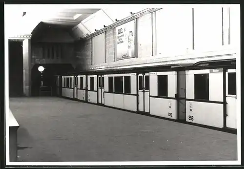 Fotografie unbekannter Fotograf, Ansicht Berlin, Bahnhof Hermannplatz, U-Bahn Triebwagen nr. 858