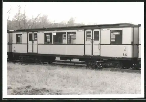 Fotografie unbekannter Fotograf, Ansicht Berlin-Grunewald, U-bahn Triebwagen Nr. 816 auf Betriebshof-Gelände