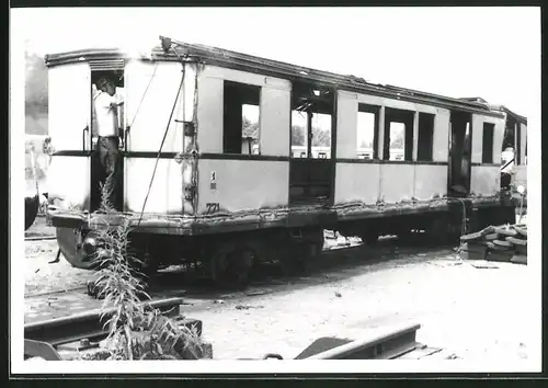 Fotografie unbekannter Fotograf, Ansicht Berlin-Grunewald, U-Bahn Triebwagen Nr. 771 wird verschrottet