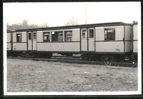 Fotografie unbekannter Fotograf, Ansicht Berlin-Grunewald, U-Bahn Triebwagen Nr. 794 auf dem Betriebshof
