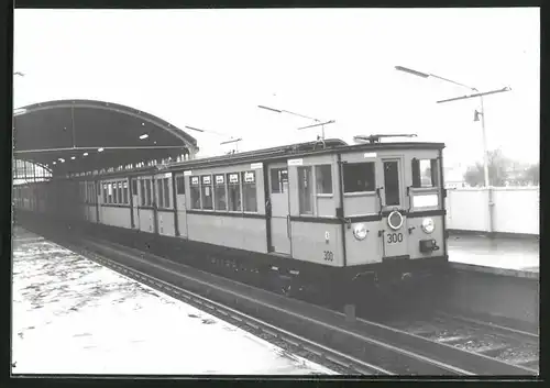 Fotografie unbekannter Fotograf, Ansicht Berlin, Bahnhof Prinzenstrasse, U-Bahn Triebwagen Nr. 300