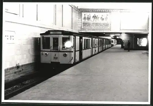 Fotografie unbekannter Fotograf, Ansicht Berlin, Bahnhof Hermannplatz, U-Bahn Triebwagen Nr. 350