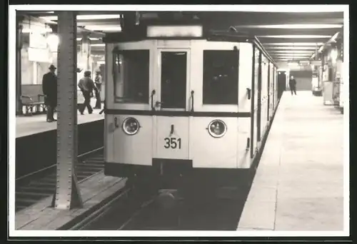 Fotografie unbekannter Fotograf, Ansicht Berlin, Bahnhof Deutsche Oper, U-Bahn Triebwagen Nr. 351