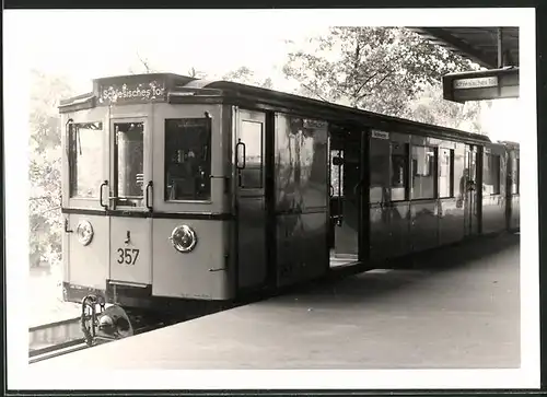 Fotografie unbekannter Fotograf, Ansicht Berlin, Bahnhof Ruhleben, U-Bahn Triebwagen Nr. 357