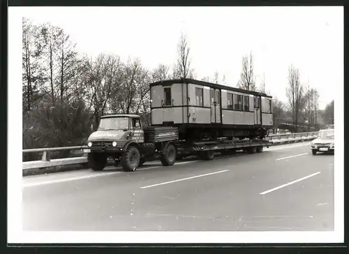 Fotografie Lastwagen Mercedes Benz Unimog, LKW Tieflader Transportiert U-Bahn Triebwagen Nr. 357, BVG-Berlin
