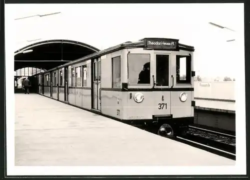 Fotografie unbekannter Fotograf, Ansicht Berlin, Bahnhof Prinzenstrasse, U-Bahn Triebwagen Nr. 371 nach Th.-Heuss-Platz