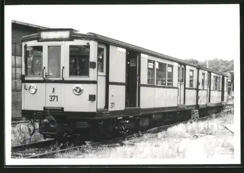 Fotografie unbekannter Fotograf, Ansicht Berlin-Grunewald, U-Bahn Triebwagen Nr. 371 am Betriebshof