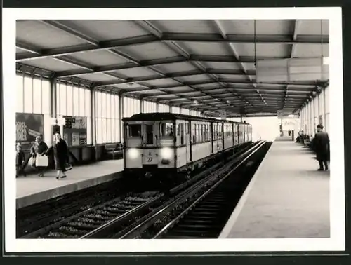 Fotografie unbekannter Fotograf, Ansicht Berlin, Bahnhof Nollendorfplatz, U-Bahn Triebwagen Nr. 27