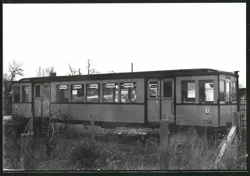 Fotografie unbekannter Fotograf, Ansicht Berlin-Rudow, U-Bahn Triebwagen Nr. 758 auf Betriebshof