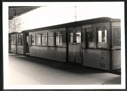 Fotografie unbekannter Fotograf, Ansicht Berlin, Bahnhof Ruhleben, U-Bahn Triebwagen 763