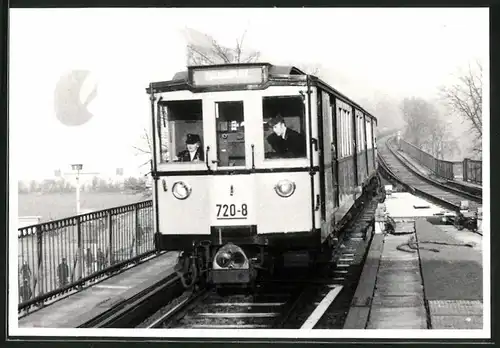 Fotografie unbekannter Fotograf, Ansicht Berlin, Bahnhof Dimitroffstrasse, U-Bahn Triebwagen Nr. 720-8