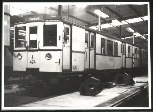 Fotografie Prasse, Berlin, Ansicht Berlin-Friedrichsfelde, U-Bahn Triebwagen Nr. 424 im Betriebshof