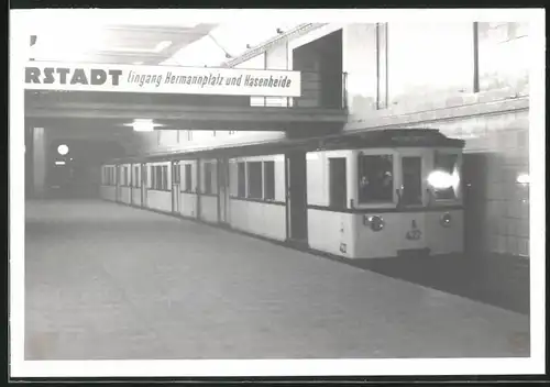 Fotografie unbekannter Fotograf, Ansicht Berlin, Bahnhof Hermannplatz, U-Bahn Triebwagen Nr. 422