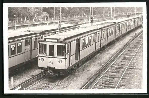 Fotografie unbekannter Fotograf, Ansicht Berlin-Grunewald, U-Bahn Triebwagen Nr. 338 auf dem Betriebshof