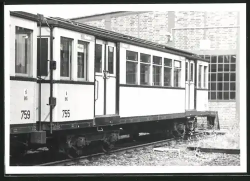 Fotografie unbekannter Fotograf, Ansicht Berlin-Grunewald, U-Bahn Triebwagen Nr. 755 vor Bettriebshof-Halle