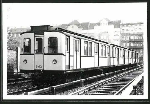 Fotografie unbekannter Fotograf, Ansicht Berlin, Seestrasse, U-Bahn Triebwagen Nr. 1193 auf Betriebshof Nebengleis