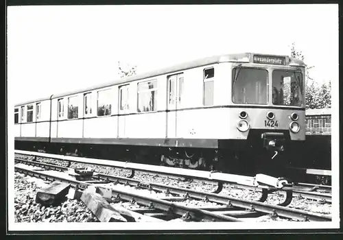 Fotografie unbekannter Fotograf, Ansicht Berlin-Friedrichsfelde, U-Bahn Triebwagen Nr. 1424 auf Betriebshof