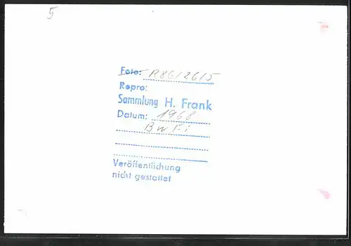 Fotografie unbekannter Fotograf, Ansicht Berlin-Friedrichsfelde, U-Bahn Triebwagen Nr. 1424 auf Betriebshof