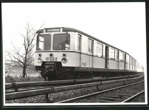 Fotografie unbekannter Fotograf, Ansicht Berlin.Friedrichsfelde, U-Bahn Triebwagen Nr. 101 028-8 auf Betriebshof