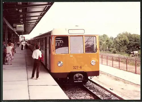 Fotografie unbekannter Fotograf, Ansicht Berlin, Bahnhof Biesdorf-Süd, U-Bahn Triebwagen Nr. 327-6