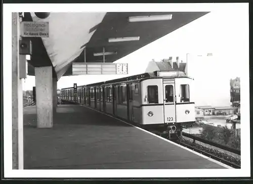 Fotografie unbekannter Fotograf, Ansicht Berlin, Bahnhof Holzhauser Strasse, U-abhn Triebwagen Nr. 123