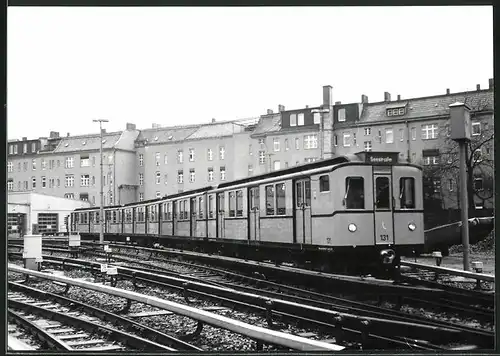 Fotografie unbekannter Fotograf, Ansicht Berlin, Betriebshof Seestrasse, U-Bahn Triebwagen Nr. 131