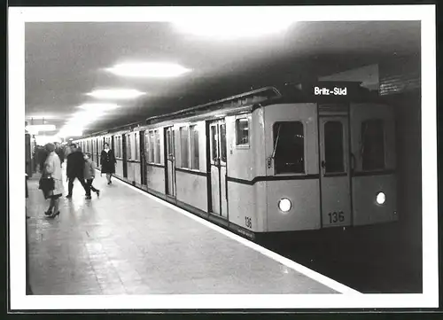 Fotografie unbekannter Fotograf, Ansicht Berlin, Bahnhof Mehringdamm, U-Bahn Triebwagen Nr. 136