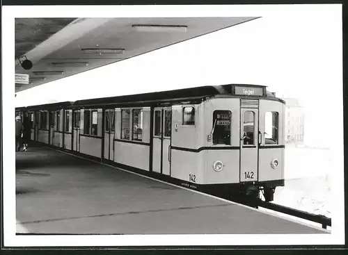 Fotografie unbekannter Fotograf, Ansicht Berlin, Bahnhof Holzhauser Strasse, U-Bahn Triebwagen Nr. 142 nach Tegel