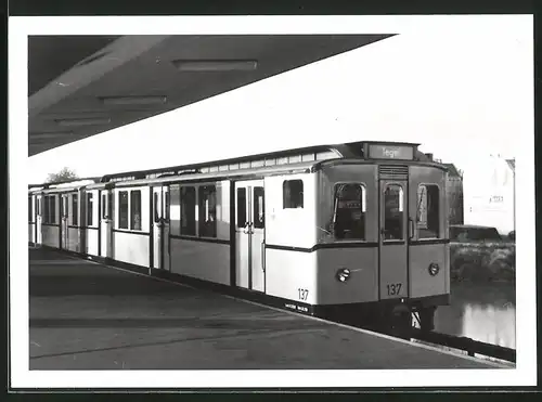 Fotografie unbekannter Fotograf, Ansicht Berlin, Bahnhof Holzhauserstrasse, U-Bahn Triebwagen Nr. 137 nach Tegel