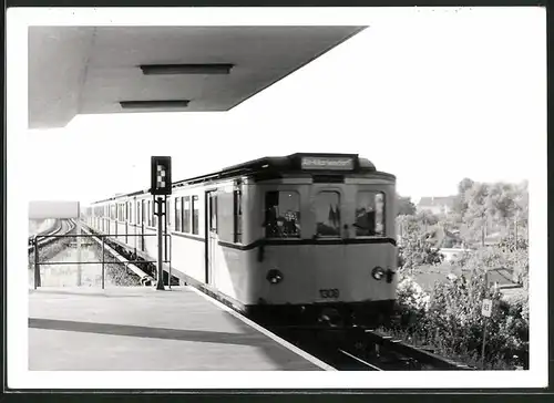 Fotografie unbekannter Fotograf, Ansicht Berlin, Bahnhof Seidelstrasse, U-Bahn Triebwagen Nr. 1308 nach Alt-Mariendorf