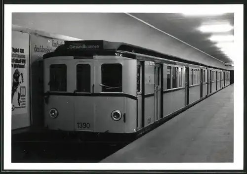 Fotografie unbekannter Fotograf, Ansicht Berlin, Bahnhof Leinestrasse, U-Bahn Triebwagen Nr. 1390