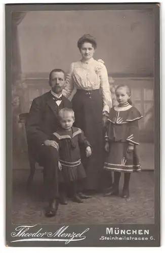 Fotografie Theodor Menzel, München, Steinheilstrasse 6, Portrait bürgerliches Paar mit zwei kleinen Mädchen