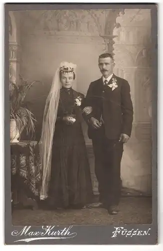 Fotografie Max Kurth, Füssen, Portrait junges Paar in Hochzeitskleidung mit Schleier