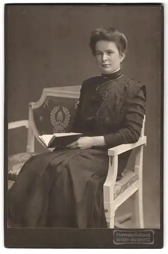 Fotografie Herm. Kotzsch, Dresden-Blasewitz, Striesenerstrasse 11, Portrait junge Dame im Kleid mit Buch in der Hand