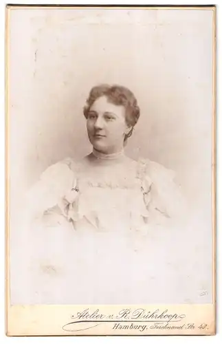 Fotografie R. Dührkoop, Hamburg, Ferdinandstrasse 43, Portrait junge Dame im weissen Kleid