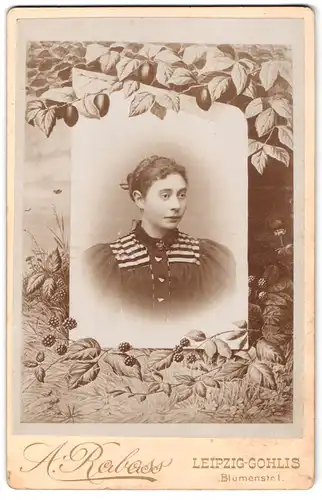 Fotografie A. Rabass, Leipzig-Gohlis, Blumenstrasse 1, Portrait junge Dame im Kleid mit Kragenbrosche