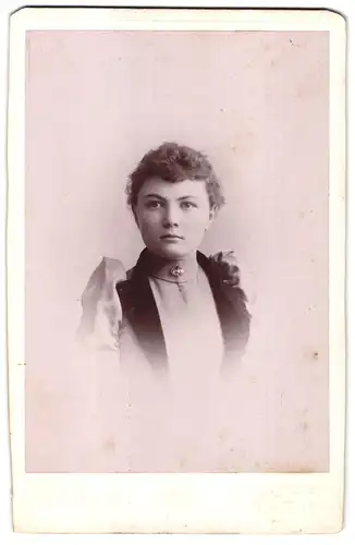 Fotografie Hoerger, Faribault Minn., 404 N. Main Street, hübsches Fräulein im Portrait