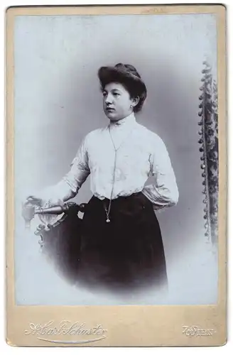 Fotografie A. Carl Schuster, Wien, Theresienbad, junge Frau in Rock und Bluse