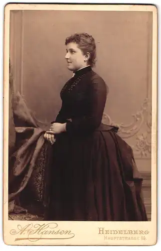 Fotografie A. Hansen, Heidelberg, Hauptstrasse 69, junge Frau in tailliertem Kleid